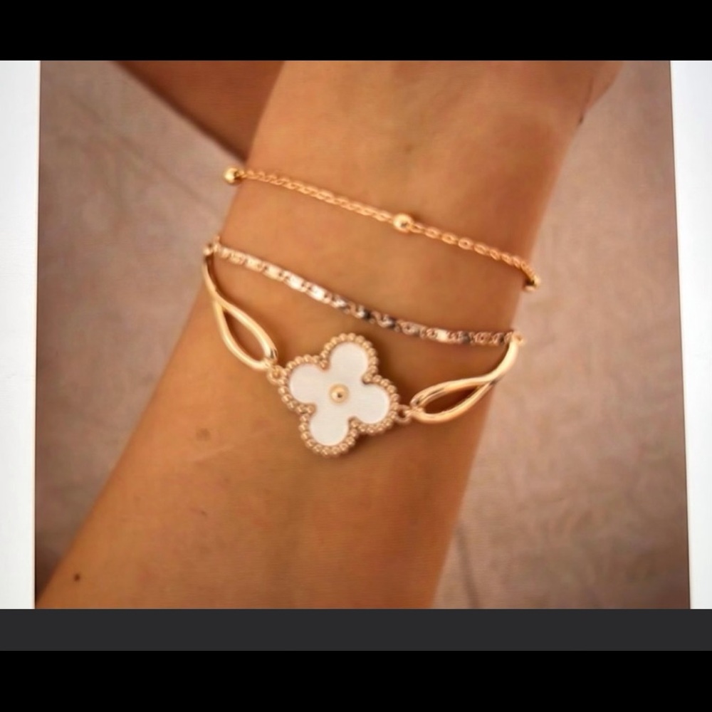 Metal bracelet , gold collar